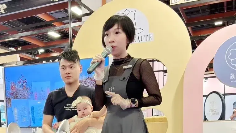 淳淳老師於台北國際美容展舞台進行男性私密熱蠟技術展演Taipei Beauty Show Male Intimate Waxing Lalador.jpg